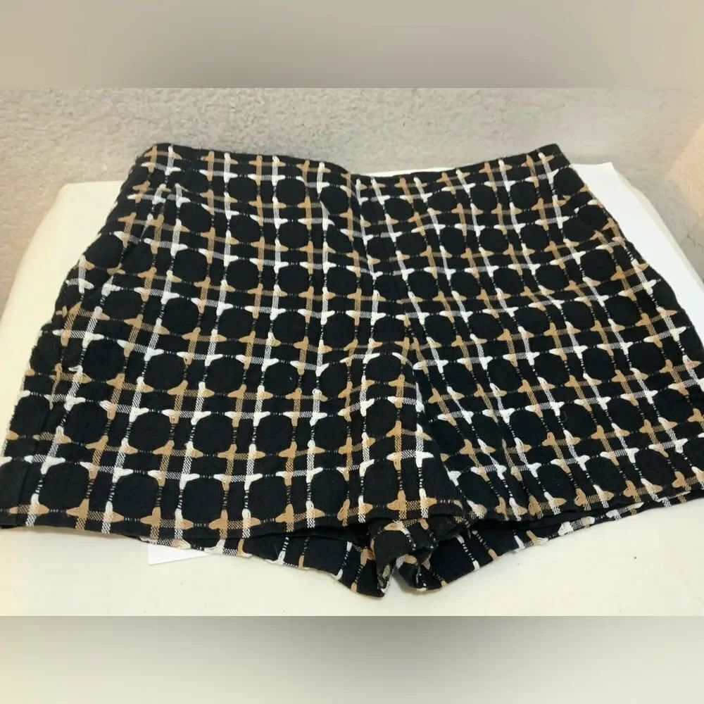 Trina Turk Women's Black Geo Print Shorts size 8